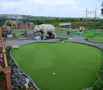 Mini golf play area 